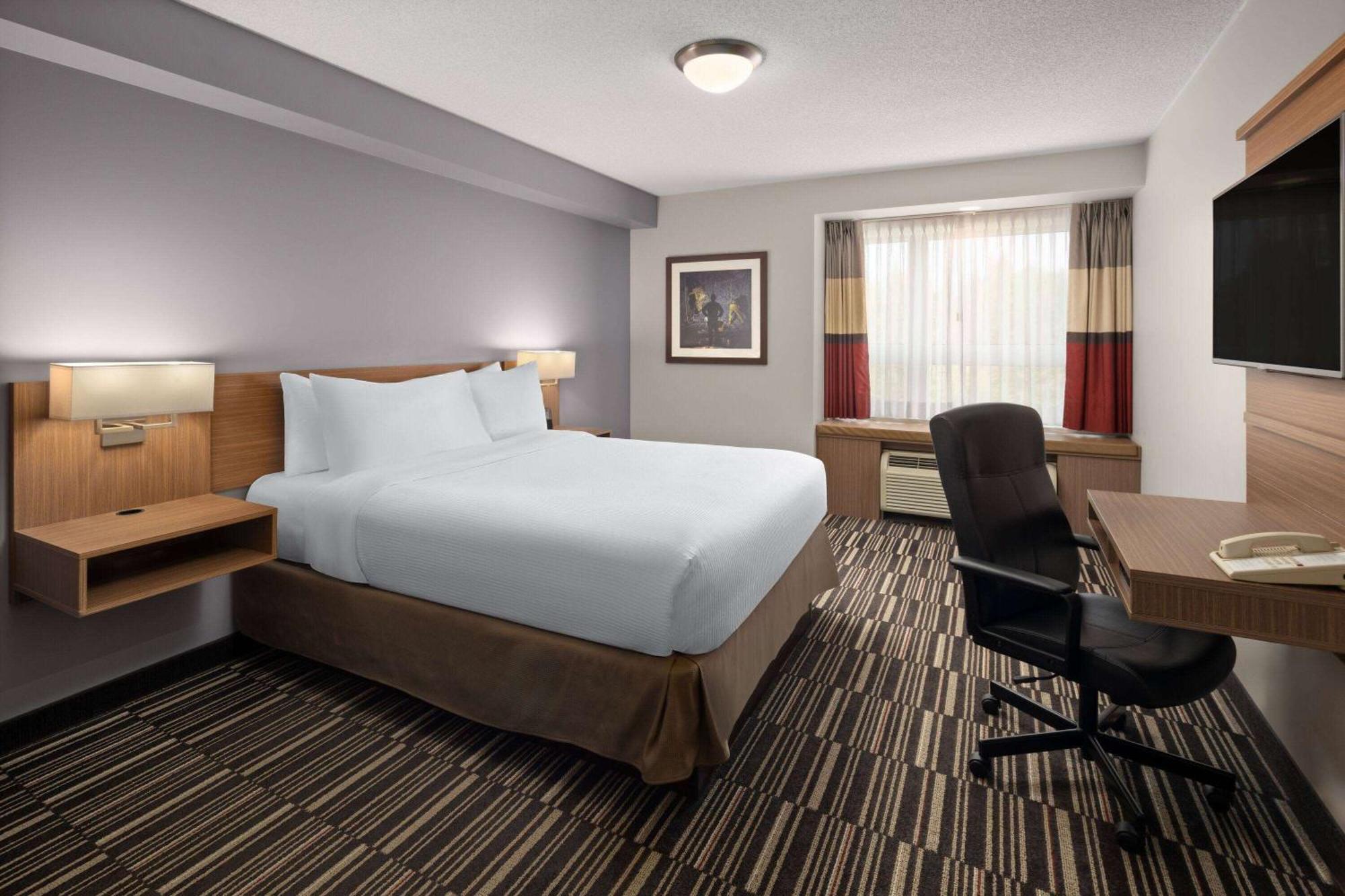 Microtel Inn & Suites By Wyndham Kirkland Lake Exterior photo