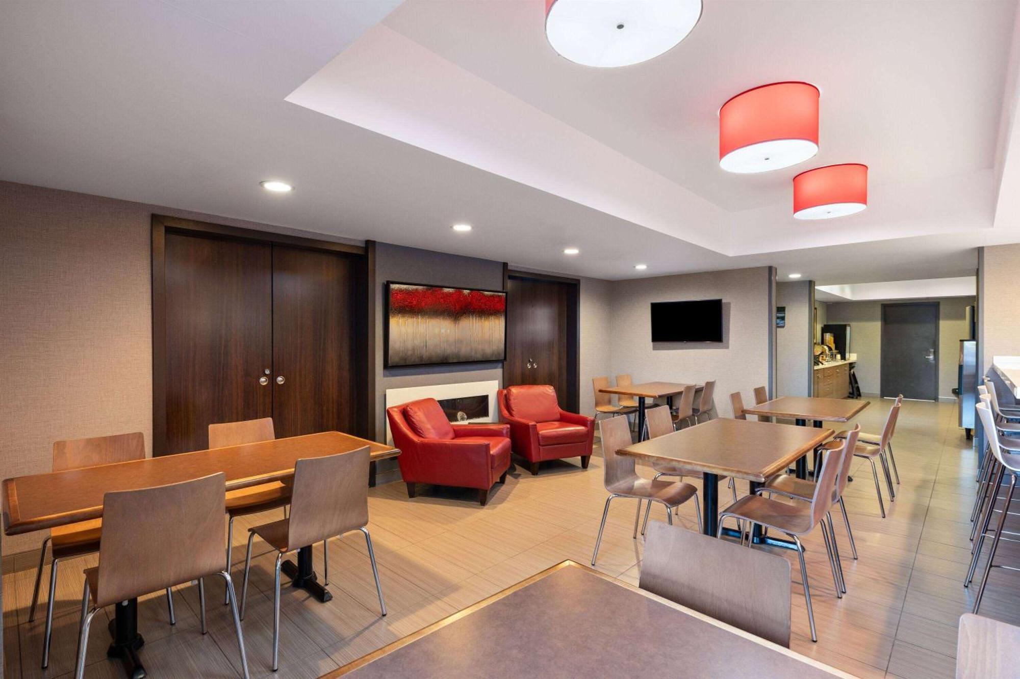 Microtel Inn & Suites By Wyndham Kirkland Lake Exterior photo